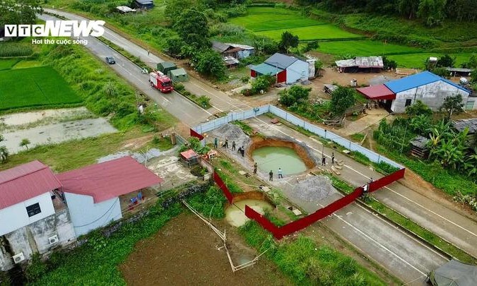Xe máy rơi xuống 'hố tử thần': Nước dâng trở lại, 1 tuần chưa tìm thấy nạn nhân