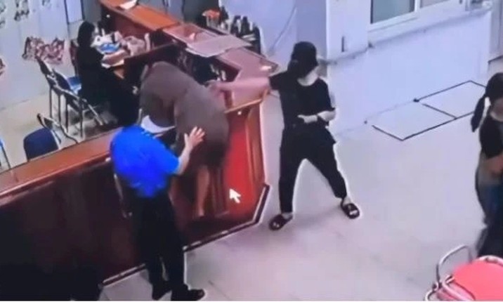 Khẩn trương điều tra, xử lý nghiêm minh người hành hung nhân viên y tế tại Nghệ An