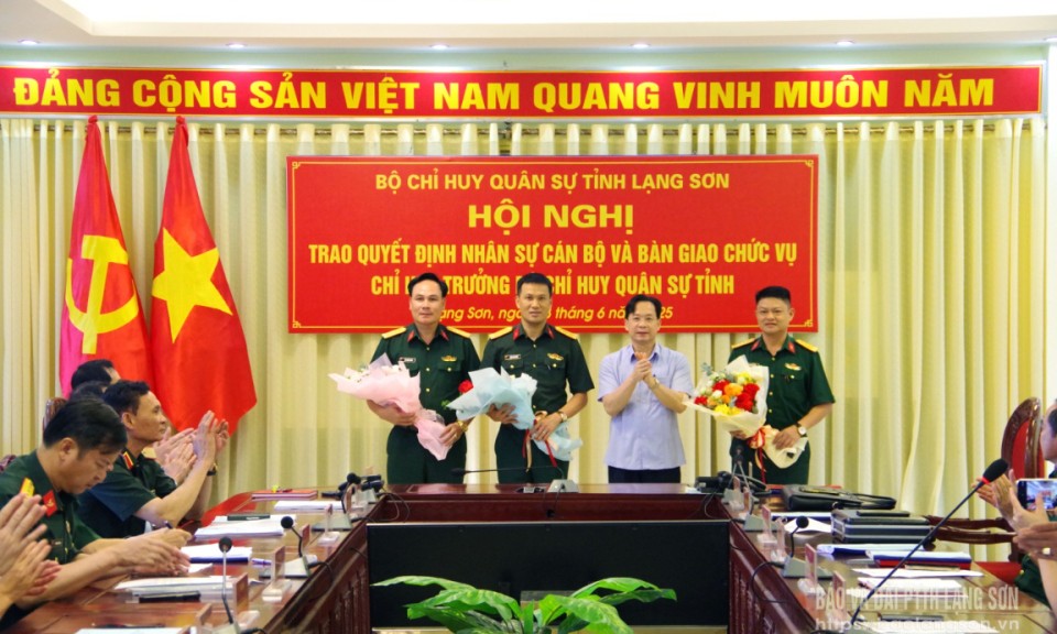 Bàn giao chức vụ Chỉ huy trưởng Bộ Chỉ huy quân sự tỉnh Lạng Sơn