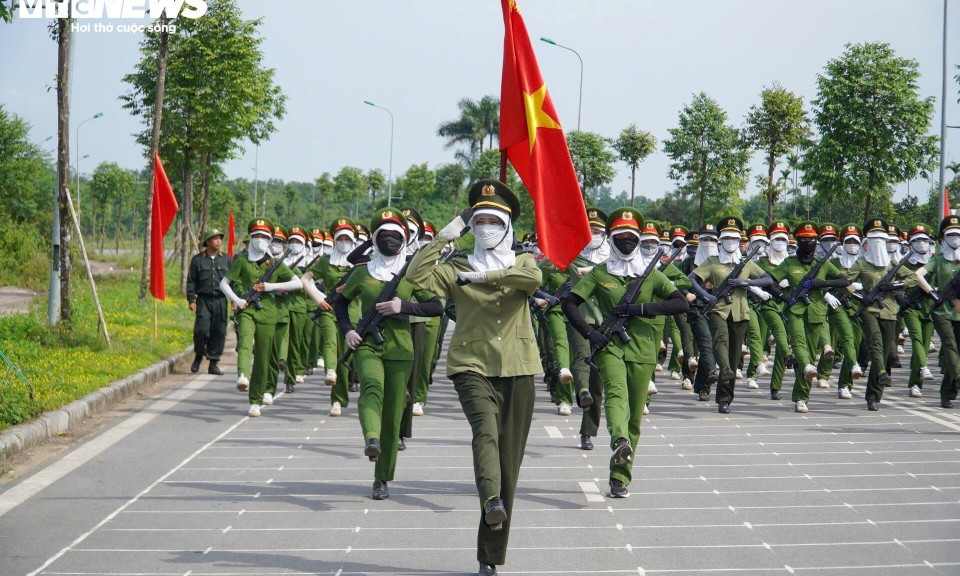 'Bóng hồng' công an tập luyện dưới nắng gắt chuẩn bị cho lễ duyệt binh 2/9
