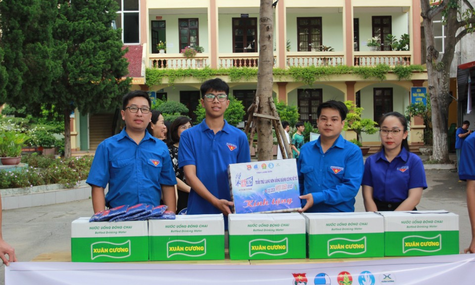 Tỉnh đoàn Lạng Sơn hỗ trợ vật tư cho các đội “Tiếp sức mùa thi”