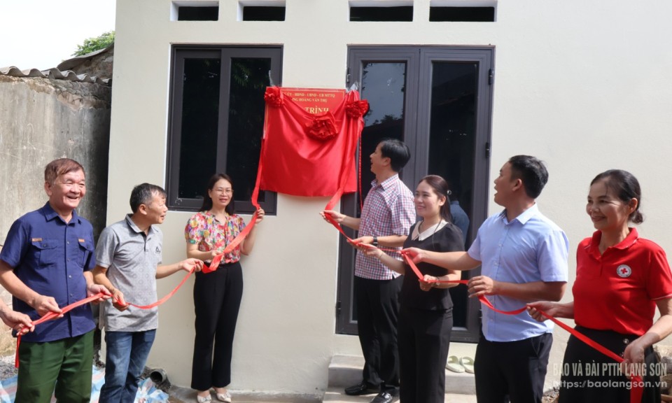 Phường Hoàng Văn Thụ bàn giao nhà mới cho gia đình đảng viên có hoàn cảnh đặc biệt khó khăn