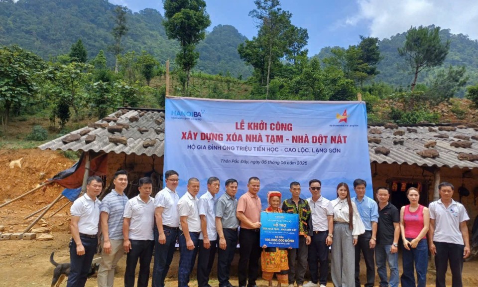 Trao 100 triệu đồng xóa nhà dột nát tại xã Công Sơn