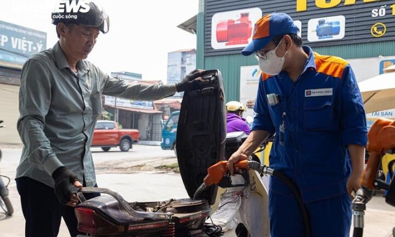 Giá xăng RON95 tăng hơn 100 đồng/lít