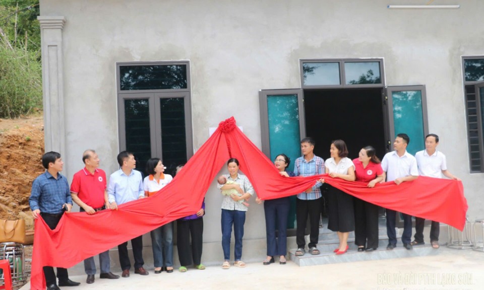 Bàn giao nhà nhân ái cho hộ có hoàn cảnh khó khăn tại huyện Cao Lộc