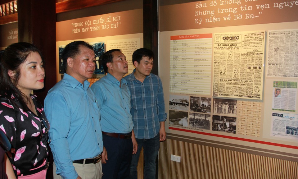 Cán bộ, hội viên Hội Văn học Nghệ thuật và Nhà báo tỉnh tham gia hoạt động về nguồn tại Thái Nguyên