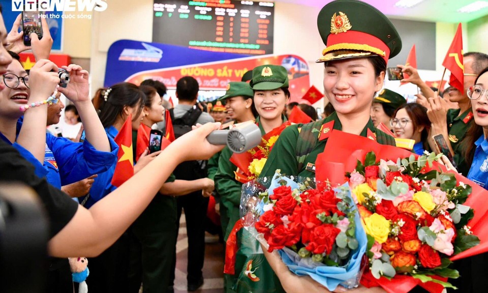 Người dân chào đón đoàn quân ra Bắc luyện tập diễu binh mừng 80 năm Quốc khánh