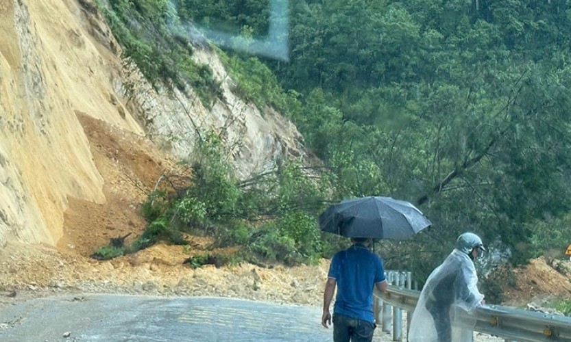 Mưa lớn kéo dài gây sạt lở đất nghiêm trọng ở Lai Châu