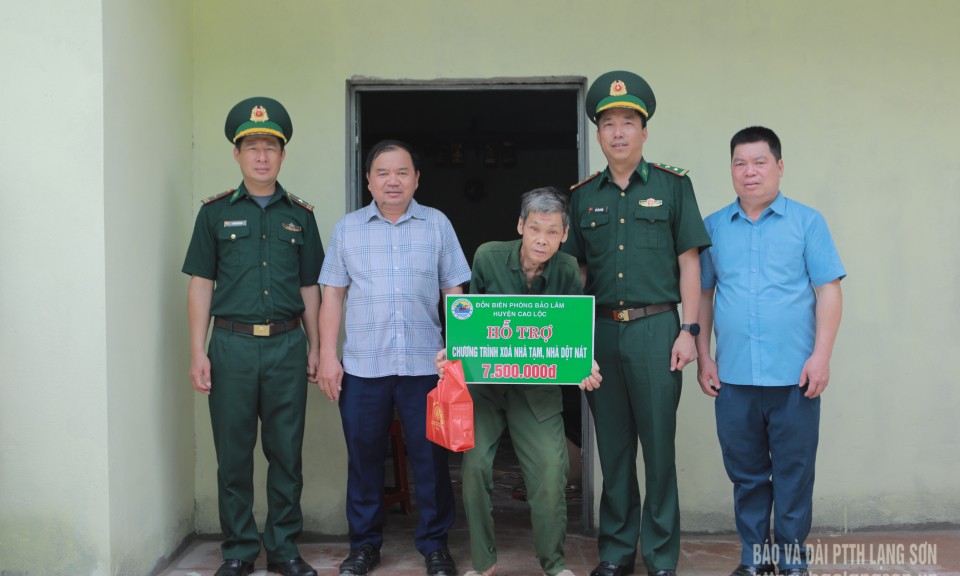 Trao kinh phí hỗ trợ sửa chữa, xây dựng nhà cho gia đình có hoàn cảnh khó khăn trên địa bàn xã Bảo Lâm