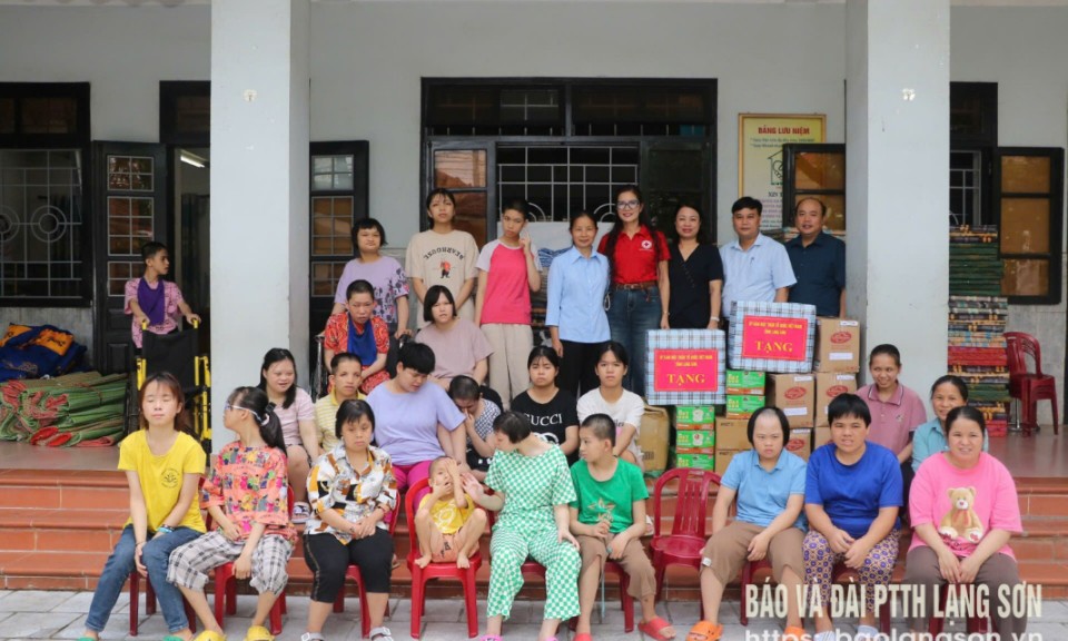 Thăm, tặng quà trẻ em tại cơ sở Mái ấm tình thương Vinh Sơn