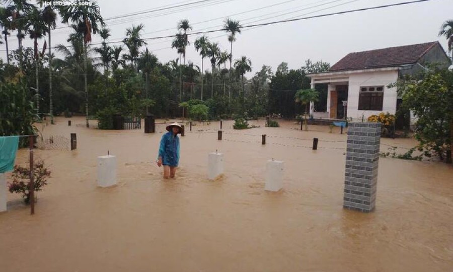 Mưa lớn gây ngập sâu, cả thôn ở Quảng Nam bị cô lập