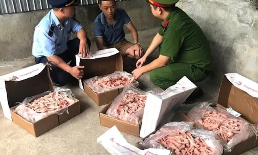 Thu giữ 1 tấn chân gà đông lạnh không rõ nguồn gốc ở Huế