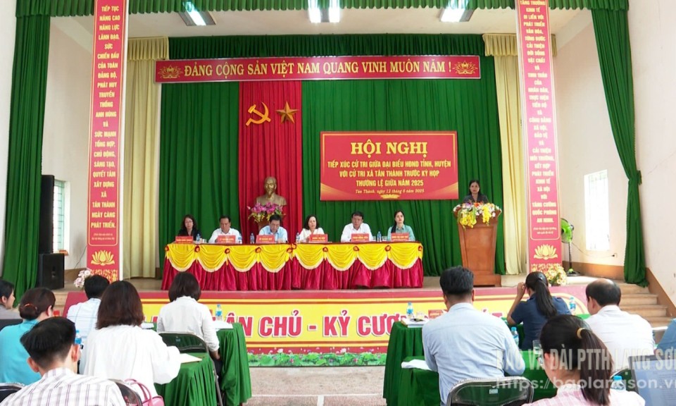 Đồng chí Đoàn Thị Hậu, Phó Bí thư Thường trực Tỉnh uỷ, Chủ tịch Hội đồng nhân dân tỉnh tiếp xúc cử tri tại huyện Hữu Lũng