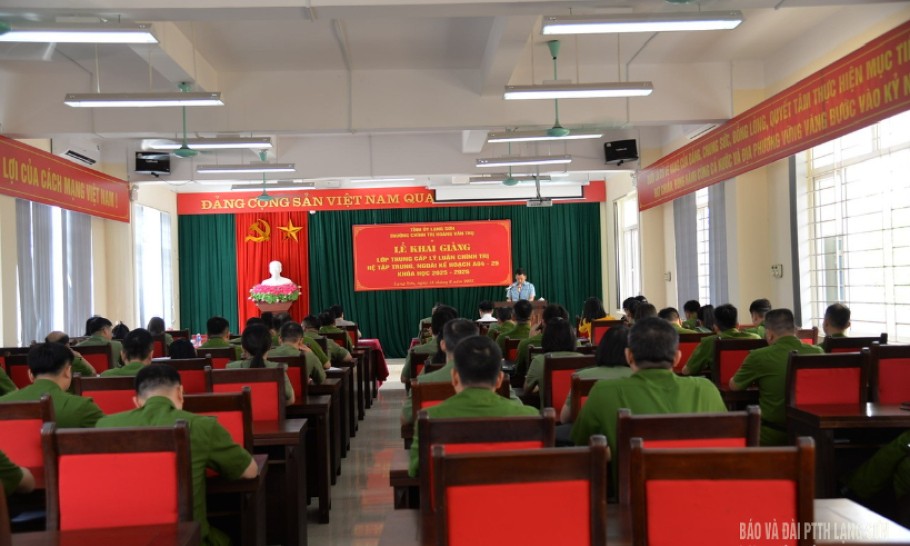 Khai giảng lớp Trung cấp lý luận chính trị hệ tập trung, ngoài kế hoạch khóa 2025 -2026