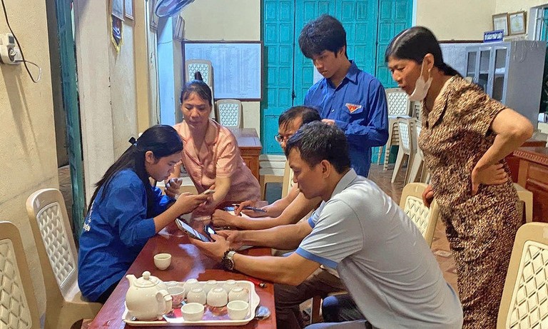 Áo xanh tình nguyện "xóa mù" kỹ năng số cho bà con vùng sâu, vùng xa