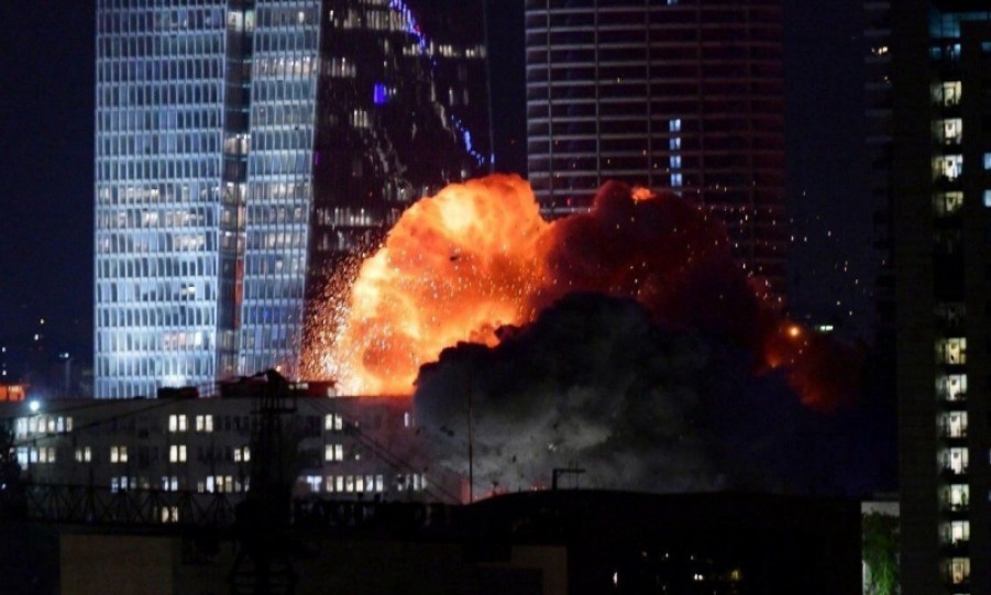 Iran dội bão hỏa lực trả đũa Israel, "cầu lửa thắp sáng bầu trời đêm" ở Tel Aviv