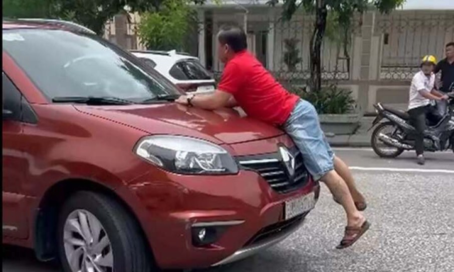 Người đàn ông bám nắp capo sau va chạm xe, tài xế vẫn rú ga bỏ chạy