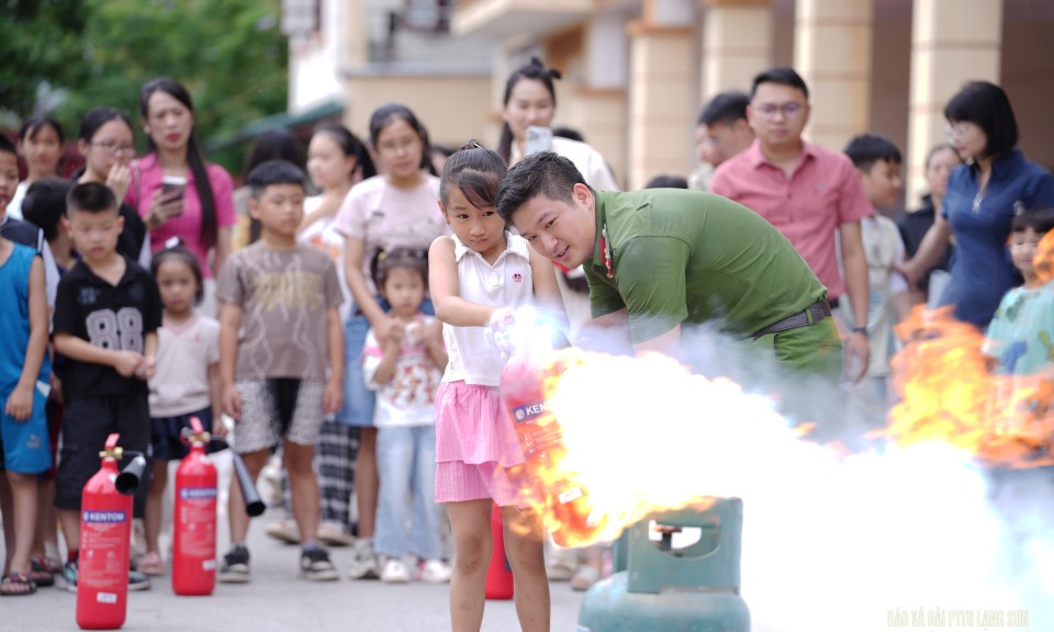 Gần 300 thiếu nhi tham gia trải nghiệm, thực hành chữa cháy và cứu nạn cứu hộ