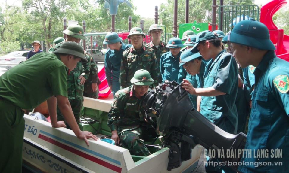 Bế mạc lớp tập huấn lái xuồng, tìm kiếm cứu nạn