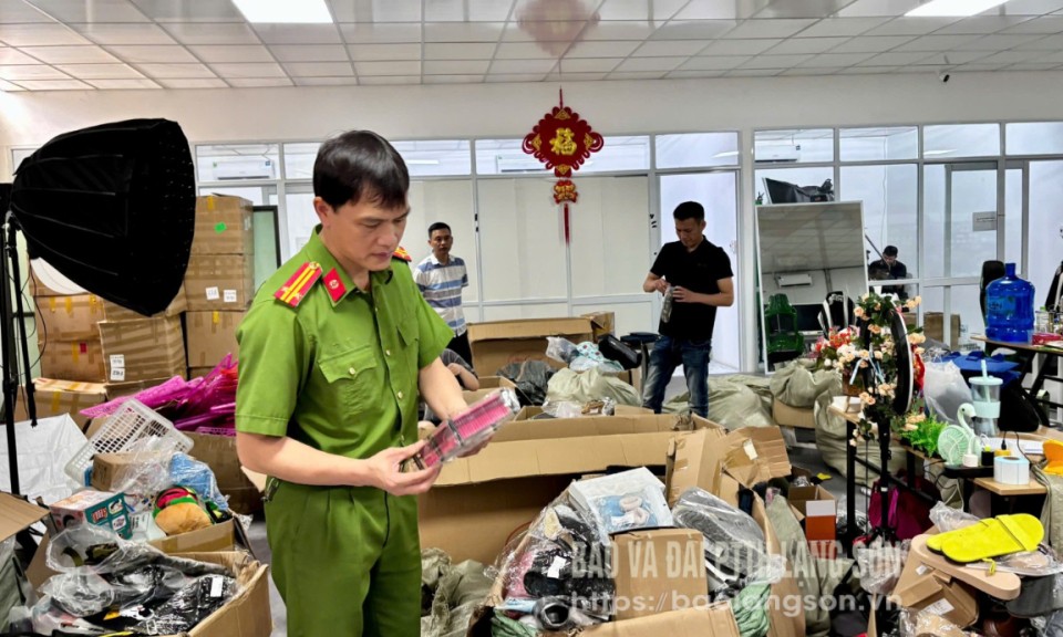 Phát hiện vụ việc kinh doanh online với hơn 3.000 sản phẩm không có nguồn gốc