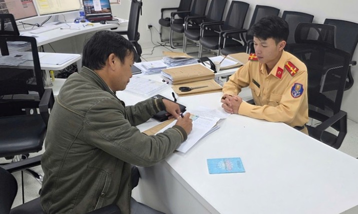 Tài xế 2 lần vượt đèn đỏ bất ngờ được CSGT biểu dương