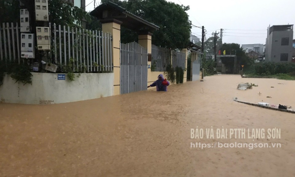 Lạng Sơn: Mưa lớn nhiều tuyến phố, khu dân cư ngập nước