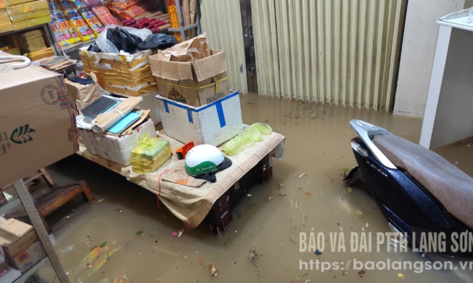 Mưa lớn gây hư hỏng 16 ngôi nhà