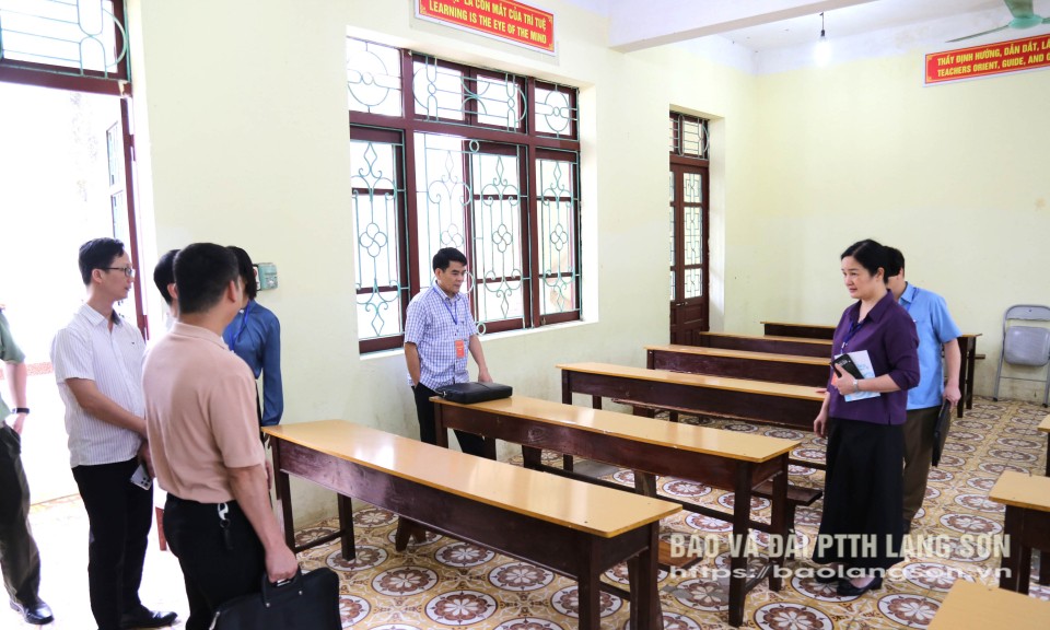 Kiểm tra công tác chuẩn bị thi tốt nghiệp trung học phổ thông năm 2025 tại 2 huyện và thành phố