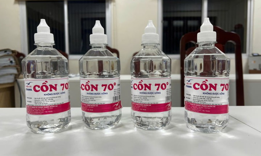 Bóc trần chiêu trò sản xuất cồn y tế giả của Phó Chủ tịch thị trấn ở Hà Nội