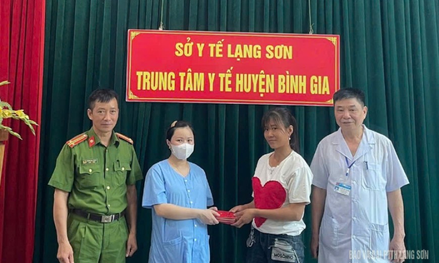 Bình Gia: Nhân viên y tế nhặt được ví tiền, trả lại người đánh rơi