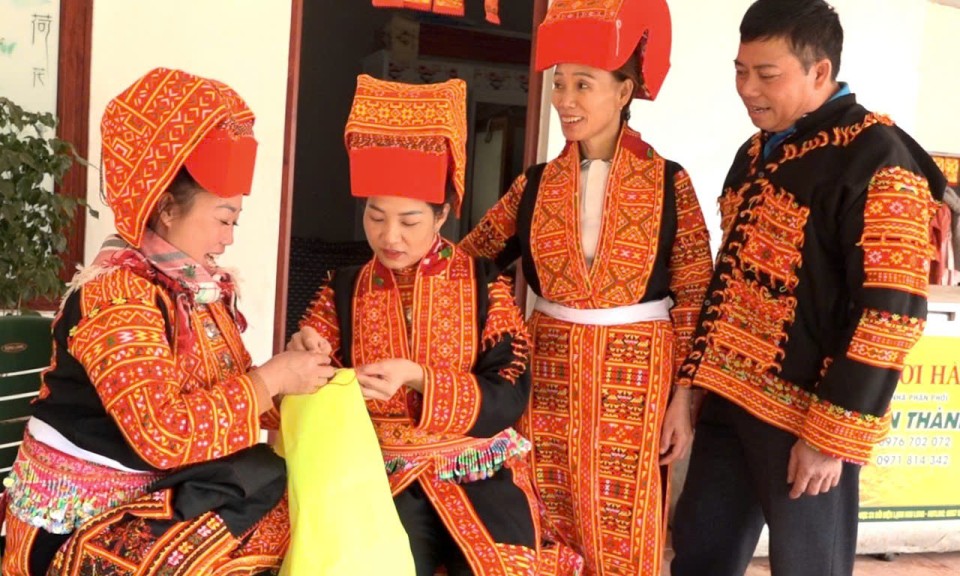 “3 bám, 4 cùng” với đồng bào
