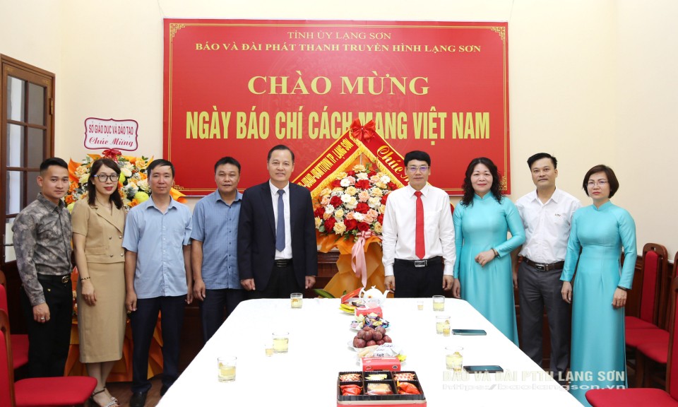 Lãnh đạo Thành ủy Lạng Sơn và Sở GD&ĐT chúc mừng Báo và Đài PTTH Lạng Sơn 