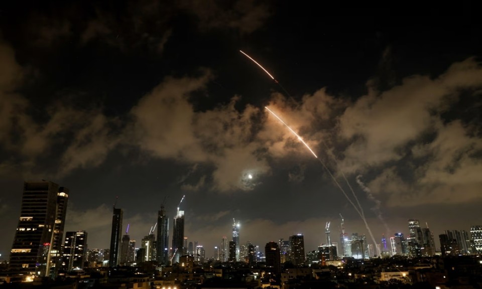 Căng thẳng Israel-Iran: Iran sử dụng tên lửa siêu vượt âm Fattah-1 trong đợt tấn công mới