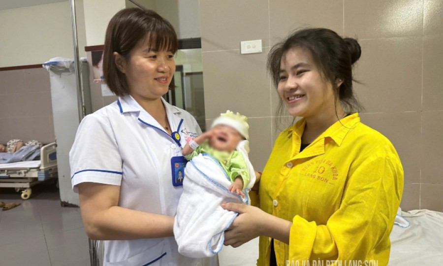 Chăm sóc, điều trị thành công bé trai bị sinh non nặng 700 gram