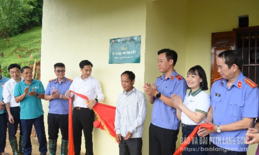 Bàn giao nhà đại đoàn kết cho hộ nghèo tại xã Hội Hoan, huyện Văn Lãng