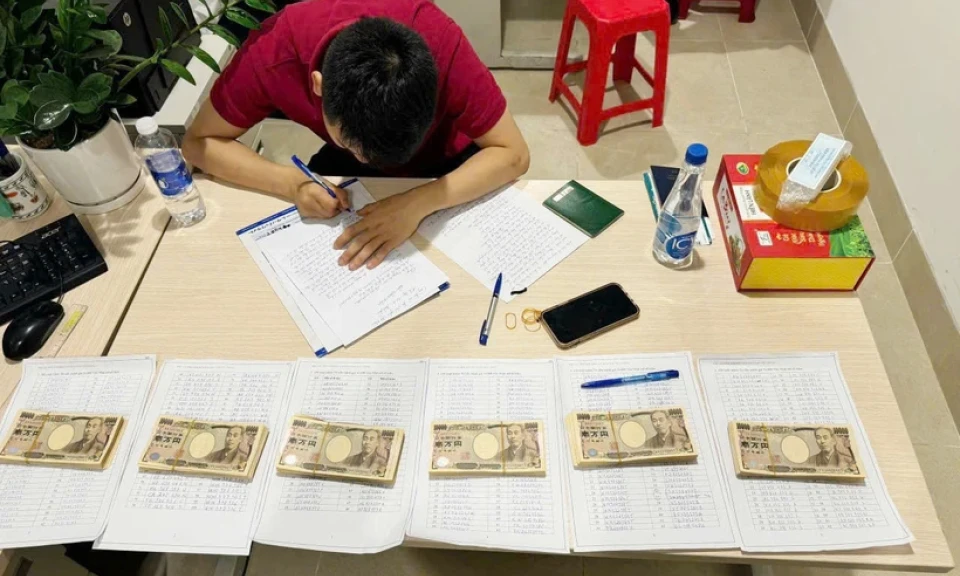 Hải quan Nội Bài bắt giữ đối tượng vận chuyển gần 7 triệu yen qua hành lý xách tay