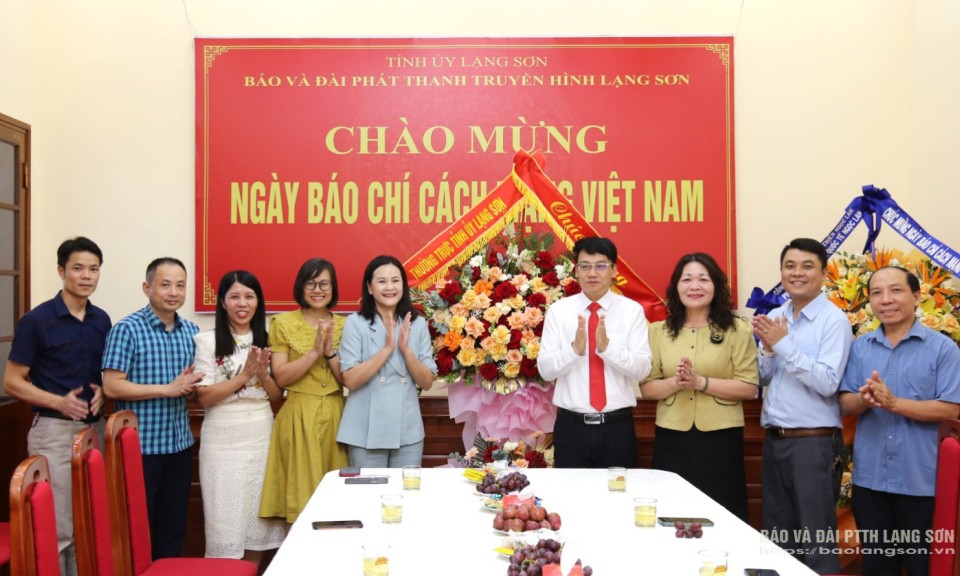 Các cơ quan, đơn vị đến thăm, chúc mừng Báo và Đài PTTH Lạng Sơn nhân kỷ niệm 100 năm Ngày Báo chí cách mạng Việt Nam
