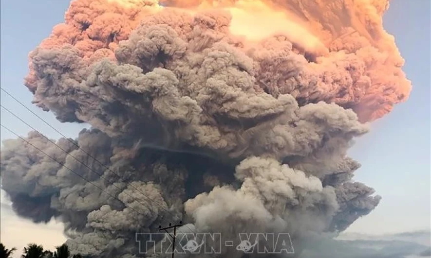 印尼火山喷发 当地发布了最高级别的航空警报