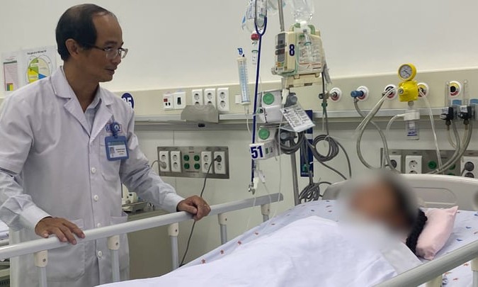 Truyền 10 lít máu cứu bệnh nhi sốt xuất huyết nặng