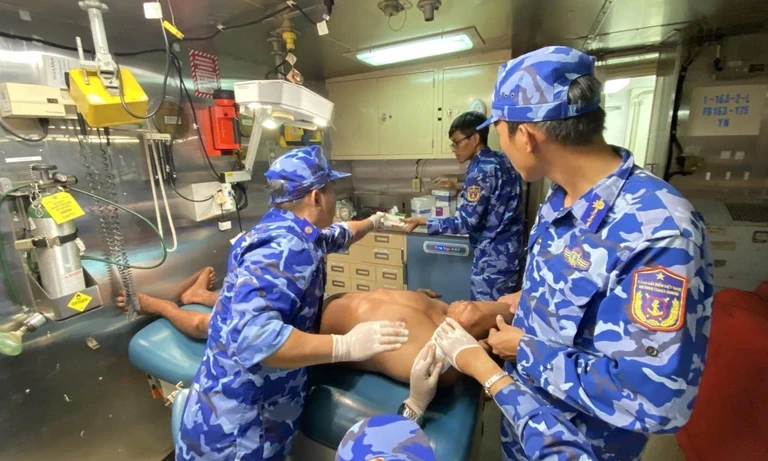 Cảnh sát biển Vùng 3 cấp cứu kịp thời ngư dân bị nạn trên biển