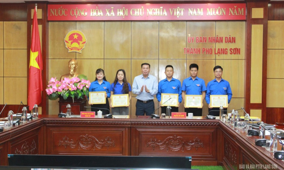 Chủ tịch UBND thành phố đối thoại với thanh niên