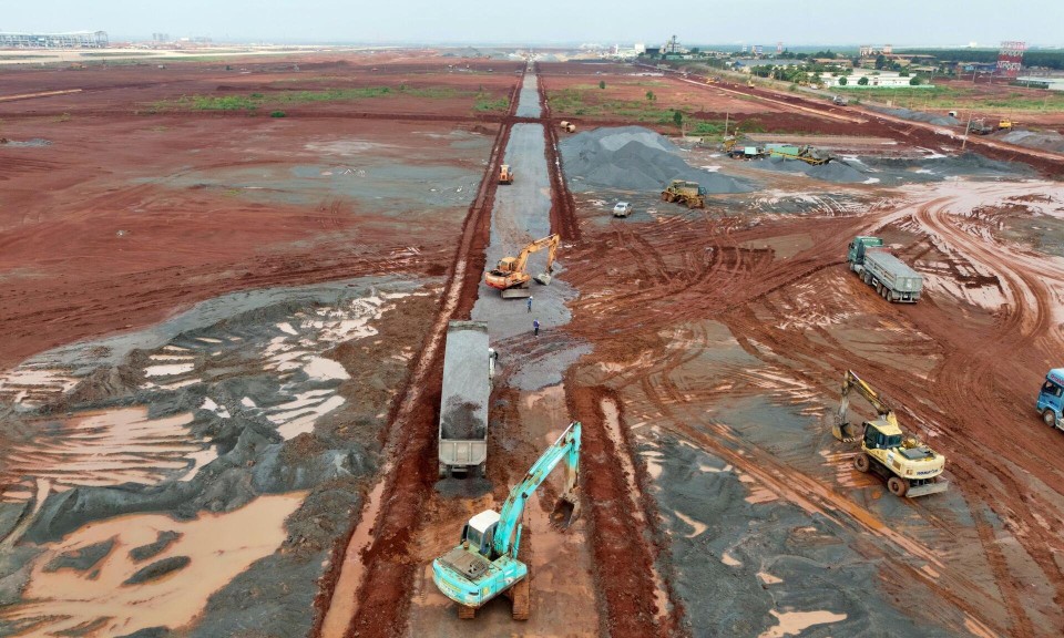Tấp nập thi công đường băng số 2 tại siêu dự án sân bay Long Thành