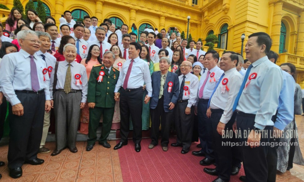Chủ tịch nước gặp mặt người làm báo tiêu biểu