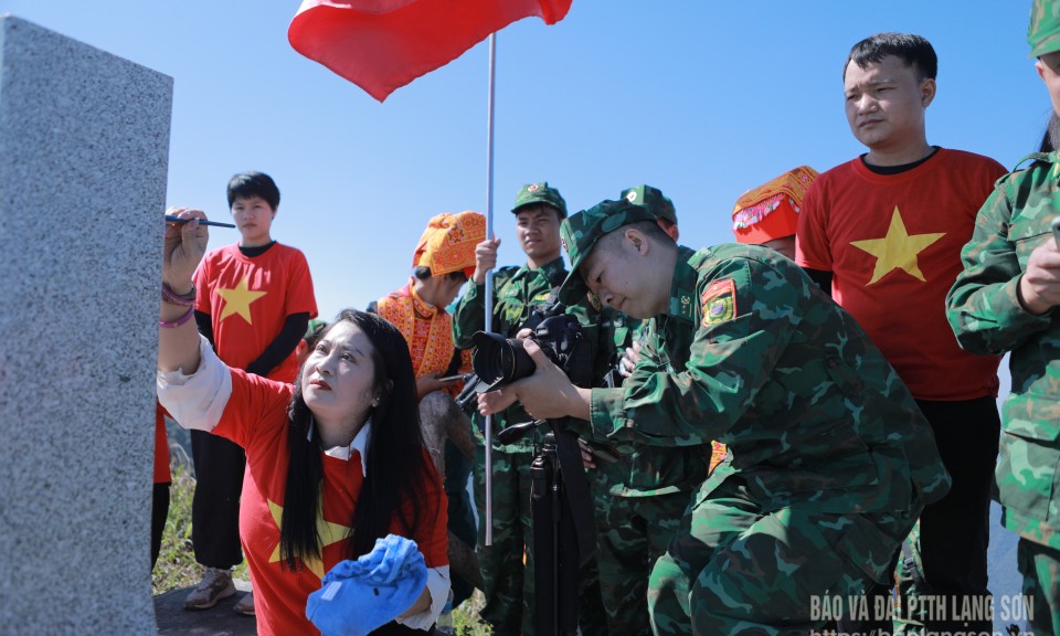 "Sứ mệnh kép" của những chiến sĩ trên mặt trận thông tin