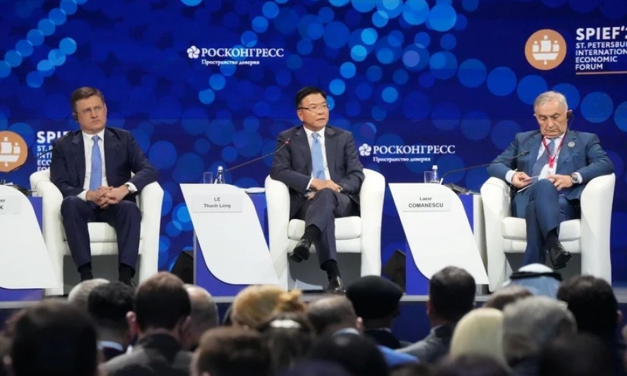 黎成龙副总理出席第28届圣彼得堡国际经济论坛开幕式