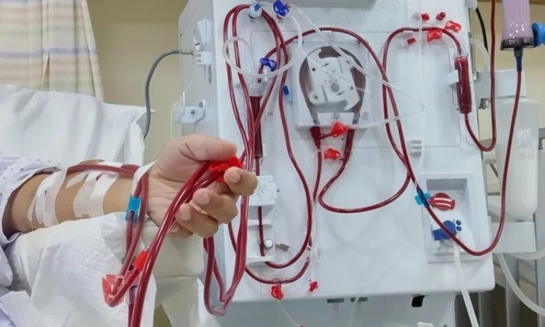 Cấp cứu sau nhiều ngày dùng nước tăng lực để ôn thi
