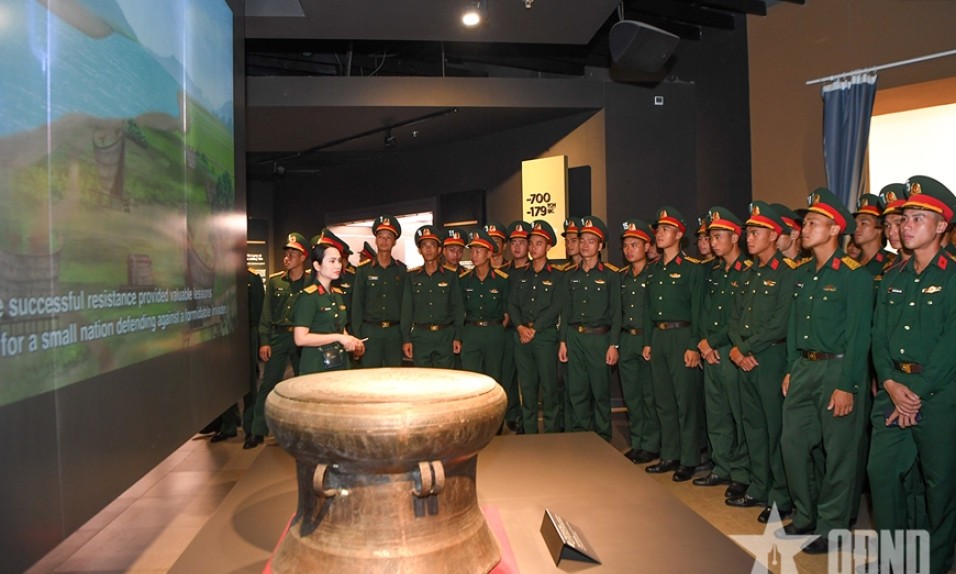 Các lực lượng tham gia diễu binh, diễu hành tham quan Bảo tàng Lịch sử Quân sự Việt Nam