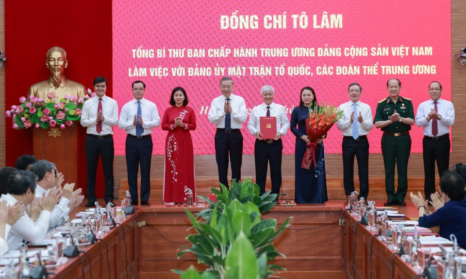 Tổng Bí thư trao quyết định về tổ chức bộ máy Cơ quan Ủy ban Trung ương MTTQ