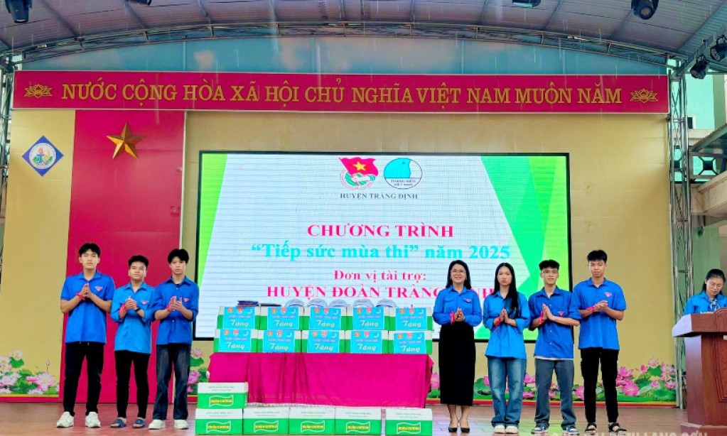 Trao quà tiếp sức mùa thi cho học sinh lớp 12 tại điểm thi Trường THPT Tràng Định