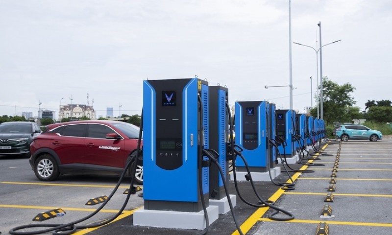 Chủ xe điện VinFast: ‘Trạm sạc mới có tới 84 cổng sạc siêu nhanh, quá tiện lợi’